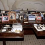 Figuras como el papa Juan Pablo II y Bill Clinton aparecen en fotos de los archivos de Epstein. / Departamento de Justicia de EE.UU. Fuente Externa