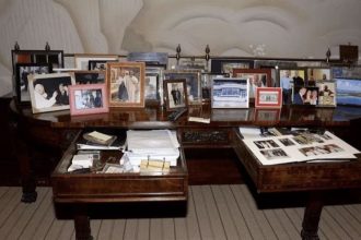 Figuras como el papa Juan Pablo II y Bill Clinton aparecen en fotos de los archivos de Epstein. / Departamento de Justicia de EE.UU. Fuente Externa