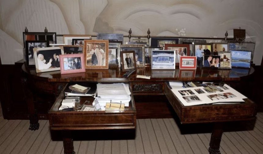 Figuras como el papa Juan Pablo II y Bill Clinton aparecen en fotos de los archivos de Epstein. / Departamento de Justicia de EE.UU. Fuente Externa