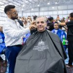 Abinader sostiene encuentro nacional con 1,000 peluqueros y recibe recorte de cabello durante jornada social