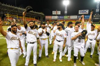 Los jugadores saludan a la fanaticada Aguilucha por el respaldo brindando.