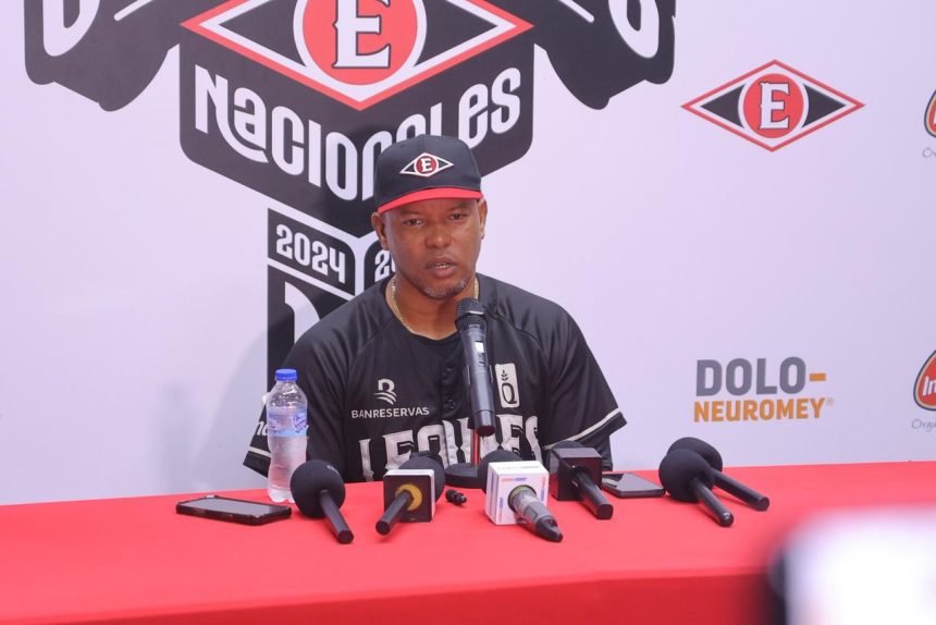 Ramón Santiago dirigente Escarlata