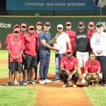 Carlos Peña, gerente general de Leones reconoce al personal del terreno.