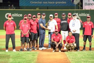 Carlos Peña, gerente general de Leones reconoce al personal del terreno.