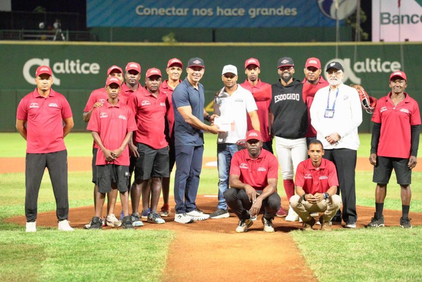 Carlos Peña, gerente general de Leones reconoce al personal del terreno.
