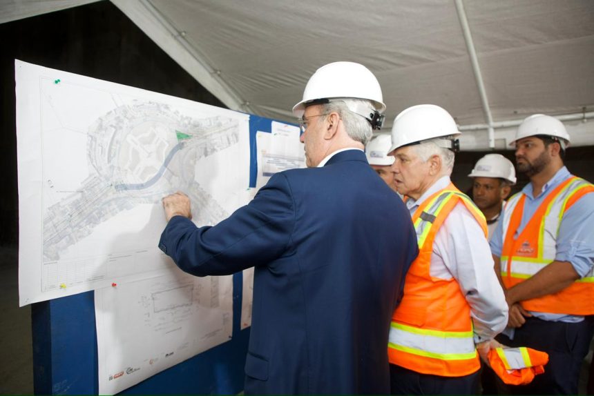 Presidente Abinader realiza visita de supervisión al túnel bajo la Plaza de la Bandera para ver los avances de la obra como parte de la solución vial de la zona