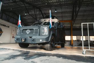 Presidente Abinader presenta primer vehículo blindado militar FURIA ensamblado en la República Dominicana