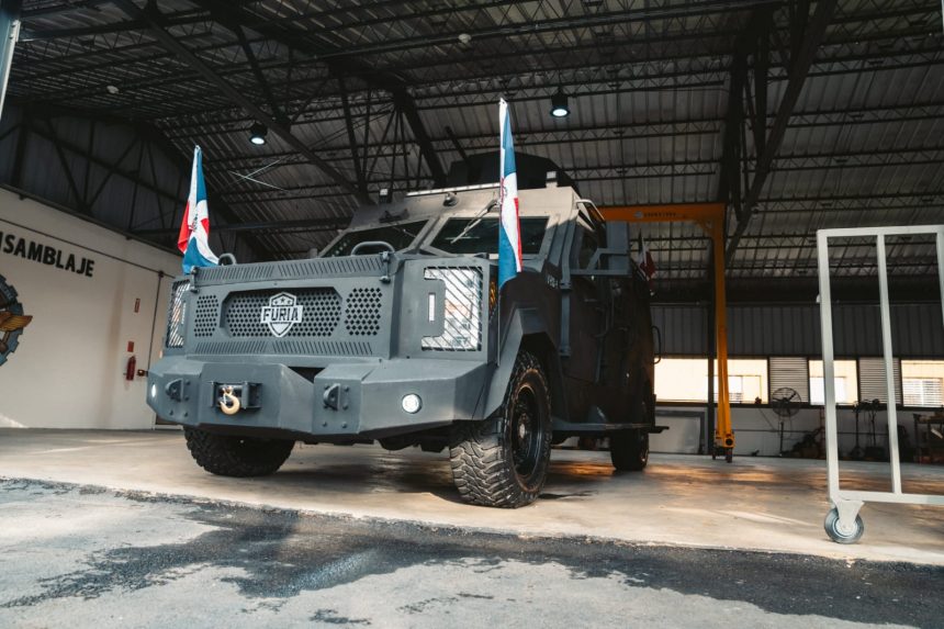 Presidente Abinader presenta primer vehículo blindado militar FURIA ensamblado en la República Dominicana