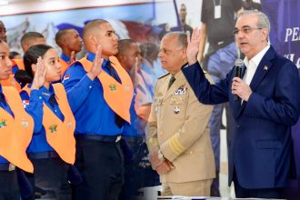 Abinader encabeza graduación y toma juramento de nuevos agentes de la sexta promoción del Cuerpo Especializado en Seguridad Aeroportuaria y Aviación Civil (CESAC)