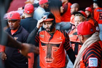 Gilberto Celestino tras anotar por los Toros del Este