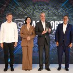 Presidente Luis Abinader y primera dama recibieron el nuevo pasaporte electrónico DOMINICANO