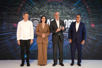 Presidente Luis Abinader y primera dama recibieron el nuevo pasaporte electrónico DOMINICANO