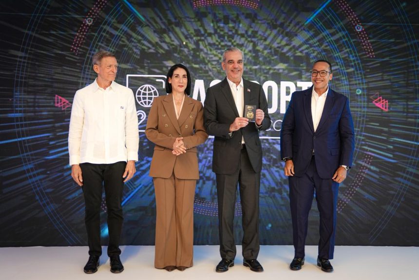 Presidente Luis Abinader y primera dama recibieron el nuevo pasaporte electrónico DOMINICANO