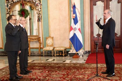 Abinader juramenta a Antoliano Peralta como ministro de Justicia y a Jorge Subero Isa como Consultor Jurídico