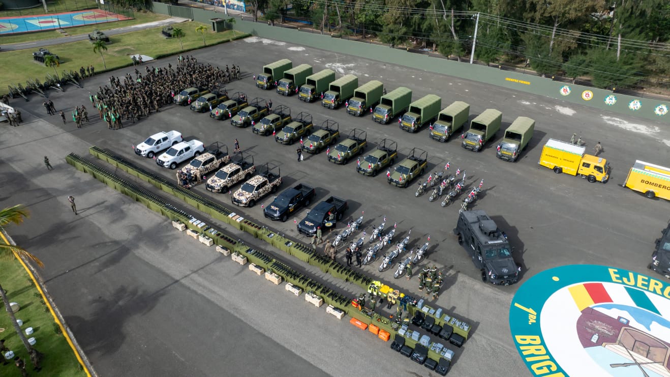 Abinader entrega equipos militares, vehículos blindados FURIA, sistemas de drones y unidades de mitigación de desastres para fortalecer la seguridad nacional