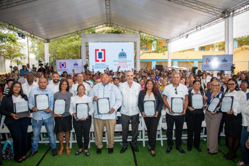 Abinader entrega 510 certificados de títulos de propiedad de 710 que contempló el proyecto El Valiente, que impacta a 2,840 personas de SDE