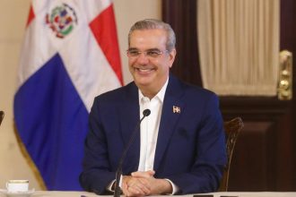Presidente Abinader viajó este lunes a París, Francia; se reunirá con su homólogo Emmanuel Macron y reforzará agenda anticorrupción, integridad y comercio