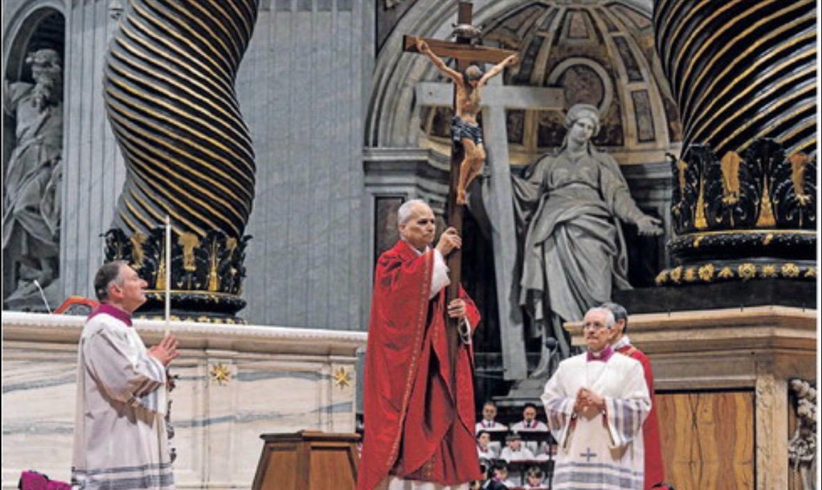 El Papa León XIV carga la cruz en el Vía Crucis del Coliseo y conmemora ...