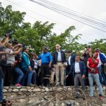 Presidente Abinader recorre sector Nuevo Amanecer de Los Alcarrizos y garantiza asistencia del Gobierno a familias afectadas