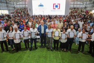 Abinader inicia la entrega de los primeros 2,000 de 8,000 títulos de propiedad de la parcela 1-B del sector Los Guandules, en Nuevo Domingo Savio