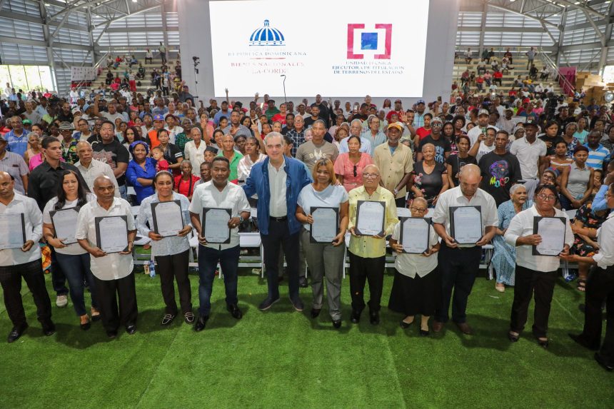 Abinader inicia la entrega de los primeros 2,000 de 8,000 títulos de propiedad de la parcela 1-B del sector Los Guandules, en Nuevo Domingo Savio