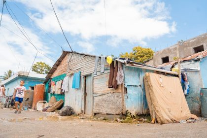 Paliza encabeza jornada social en Villa Montellano; garantiza auxilio a afectados y anuncia obras ante lluvias