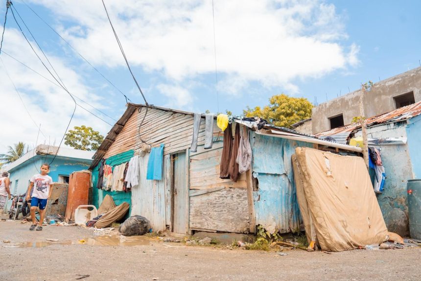 Paliza encabeza jornada social en Villa Montellano; garantiza auxilio a afectados y anuncia obras ante lluvias
