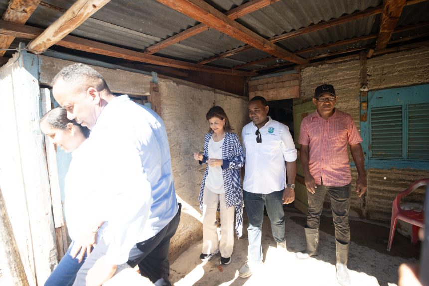 Raquel Peña visita comunidades de Bahoruco afectadas por lluvias y escucha necesidades de la población