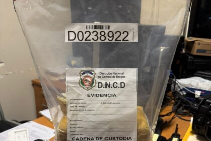 DNCD apresa mujer con dos paquetes de COCÍNA