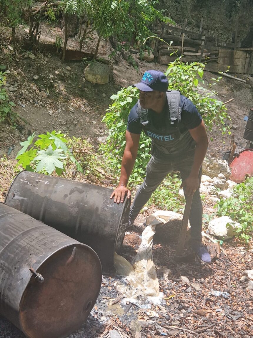 Desmantela fábrica clandestina de CLERÉN Y TAPA ROJA en Azua