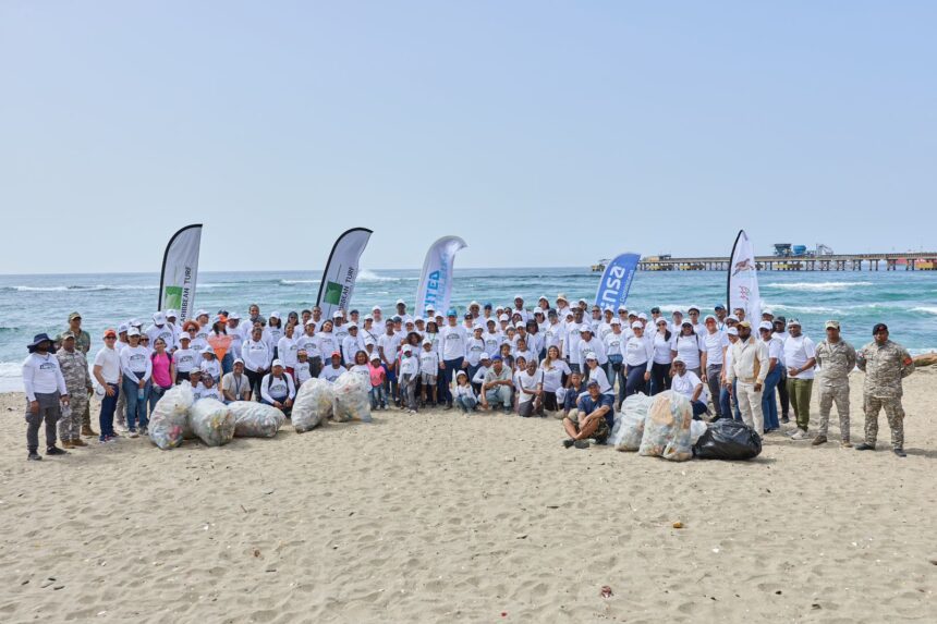 United Petroleum realiza jornada de limpieza en Playa Gringo de Haina por el Día Mundial de los Océanos