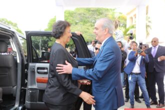 Presidente Abinader recibe a su homóloga de Surinam, Jennifer Geerlings-Simons, en visita oficial