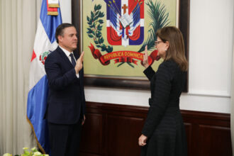 Raquel Peña juramenta a Jean Luis Rodríguez como nuevo ministro de Vivienda